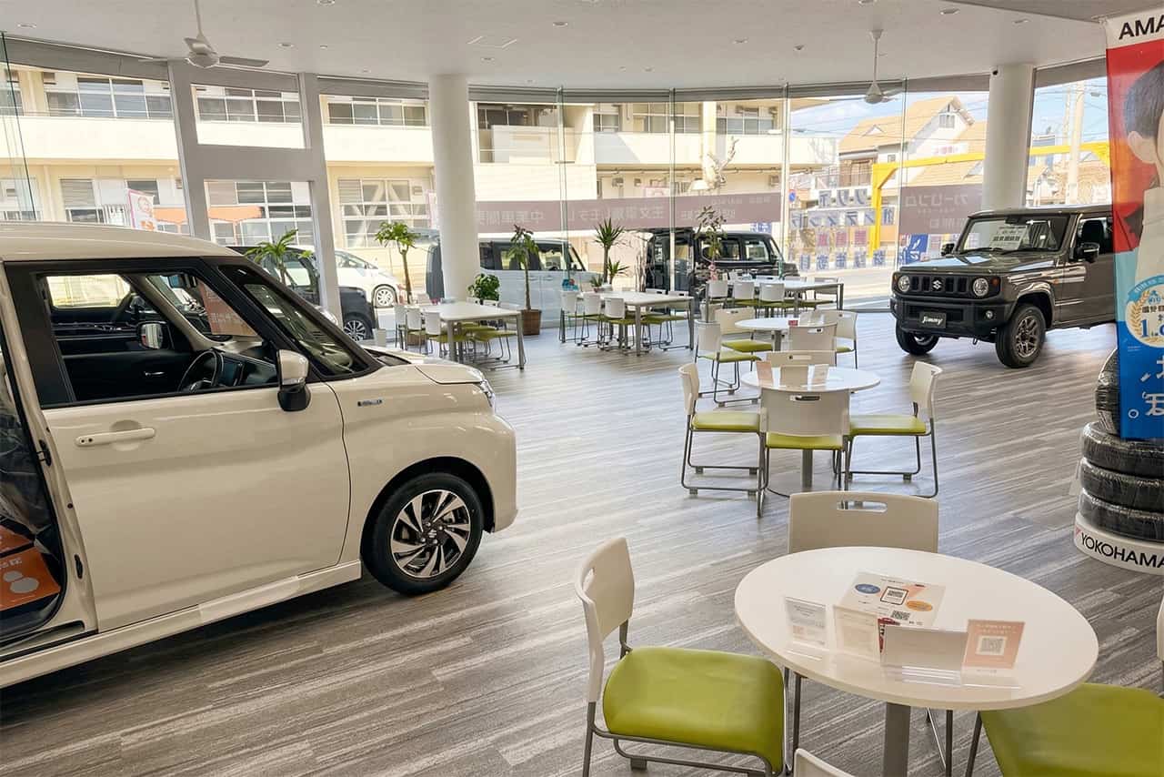 エムアンドエム姫路南店:展示車と商談スペース